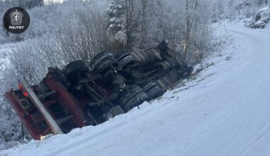 Fjaler, Trafikkuhell | Kranbil har velta i Fjaler