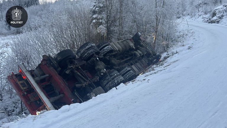 Fjaler, Trafikkuhell | Kranbil har velta i Fjaler