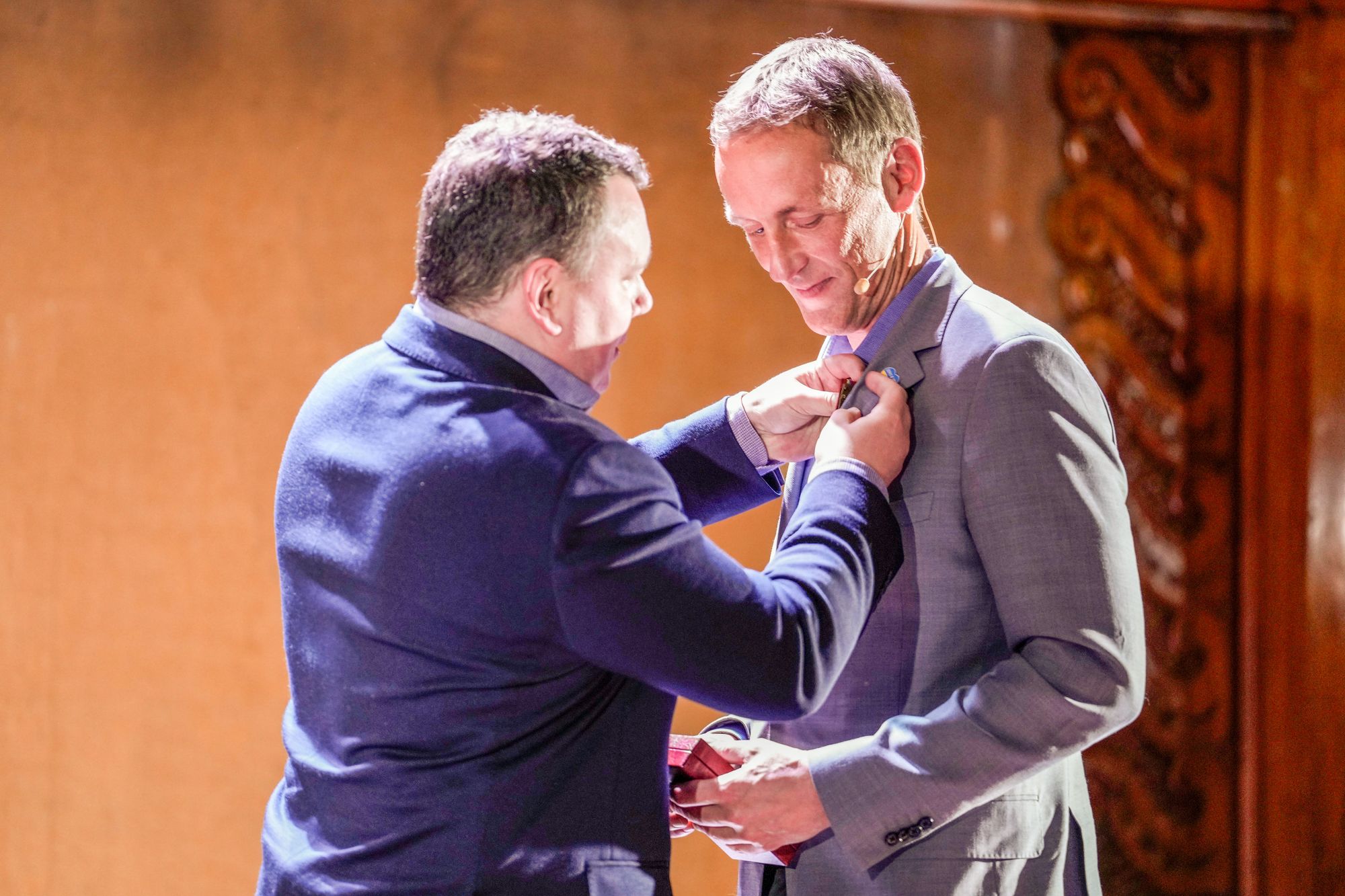 I går mottok forsvarssjef Eirik Kristoffersen den ukraiske presidentens fortjenestemedalje av Ukrainas ambassadør til Norge, Oleksiy Petrovych Gavrysh. Det skjedde under en boklansering der forsvarssjefen var på scenen sammen med sin bror og medforfatter Frode Kristoffersen.