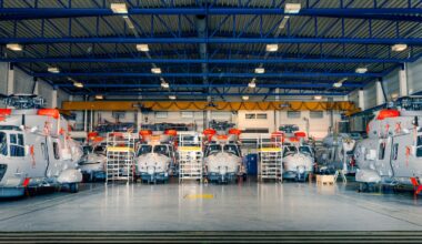 Norske heilkoptre av typen NH90 står lagret i en hangar i Bardufoss.
