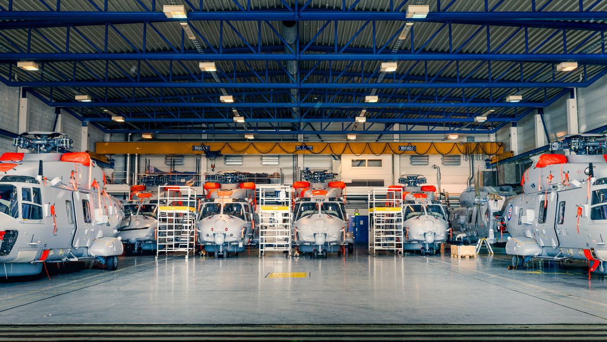 Norske heilkoptre av typen NH90 står lagret i en hangar i Bardufoss.
