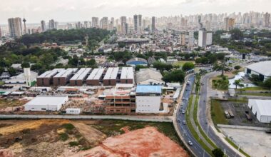 Her bygges den såkalte «lederlandsbyen» som nå huser statsledere og viktige besøkende under FNs klimatoppmøte COP30 i Belém i Brasil.