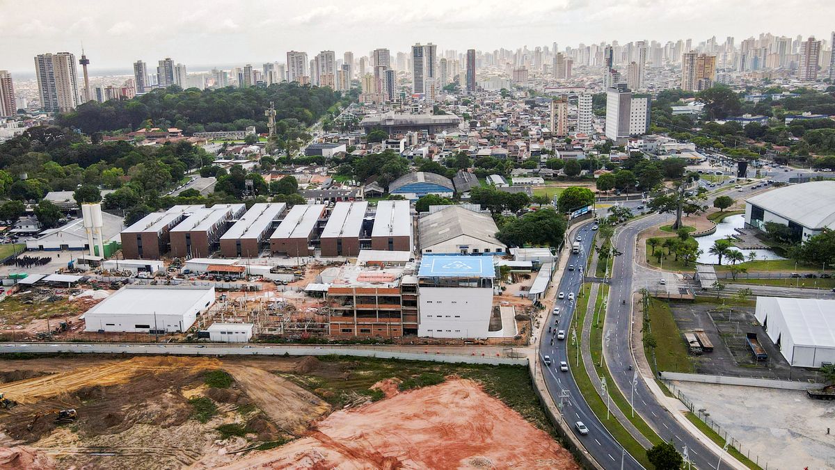 Her bygges den såkalte «lederlandsbyen» som nå huser statsledere og viktige besøkende under FNs klimatoppmøte COP30 i Belém i Brasil.