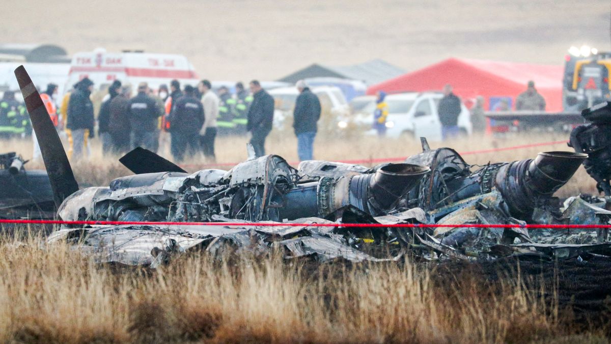 Utbrente rester etter to av motorene til det tyrkiske C-130E Hercules-flyet som styrtet i Sighnaghi, Georgia 11. november 2025.