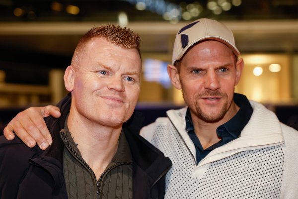 Oslo 20251112. 
John Arne Riise og Olaf Tufte på rød løper før førpremieren på dokumentarfilmen om Johannes Høsflot Klæbo, på Colosseum kino i Oslo.
Foto: Jonas Been Henriksen / NTB