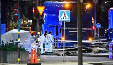 Flere døde etter at buss har kjørt i busskur i Stockholm