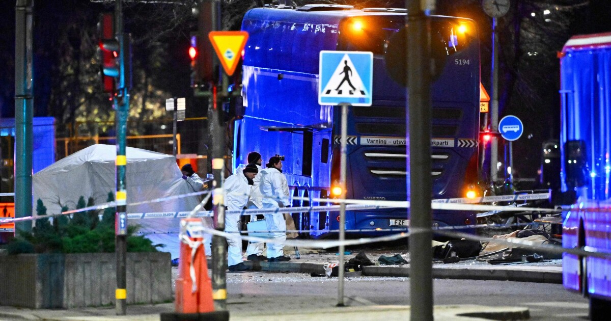 Flere døde etter at buss har kjørt i busskur i Stockholm