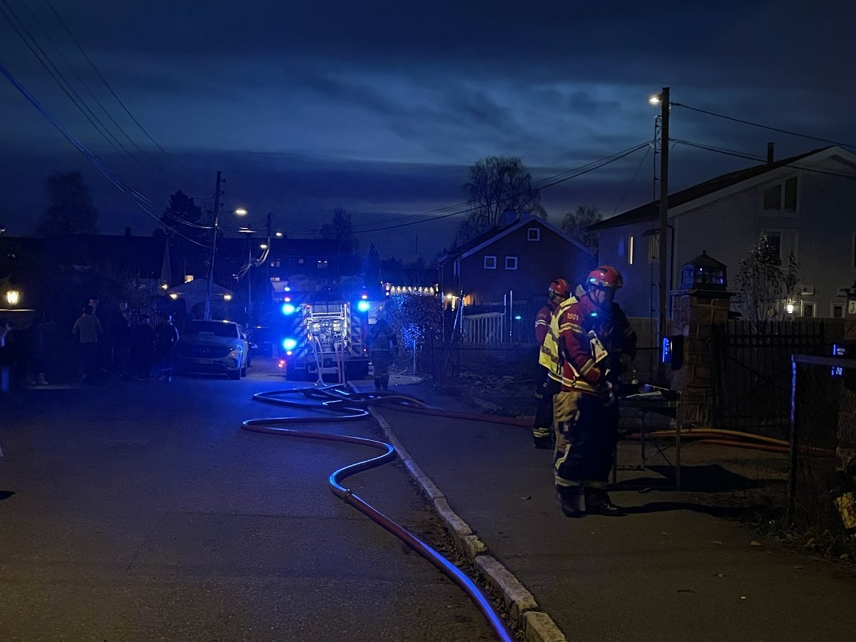 Brann, Oslo | Full overtenning i enebolig i Oslo – naboer bedt om å lukke vinduer