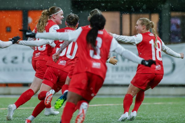 Like før slutt bestemte Gaupset seg for å gi hele Bergen en julegave. På corner var det hun som fikk fatt i ballen og utlignet til 2-2 mot en av fotballstormaktene i Europa. Det var ren eufori i Åsane.