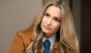 Får reaksjoner på at hun er 38 år, singel og barnløs: