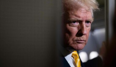 USAs president Donald Trump gjør det dårlig på ny meningsmåling, Eirik Løkke og Hilmar Mjelde forklarer hva nedgangen kan skyldes.