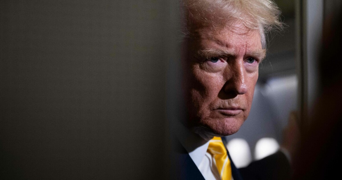 USAs president Donald Trump gjør det dårlig på ny meningsmåling, Eirik Løkke og Hilmar Mjelde forklarer hva nedgangen kan skyldes.