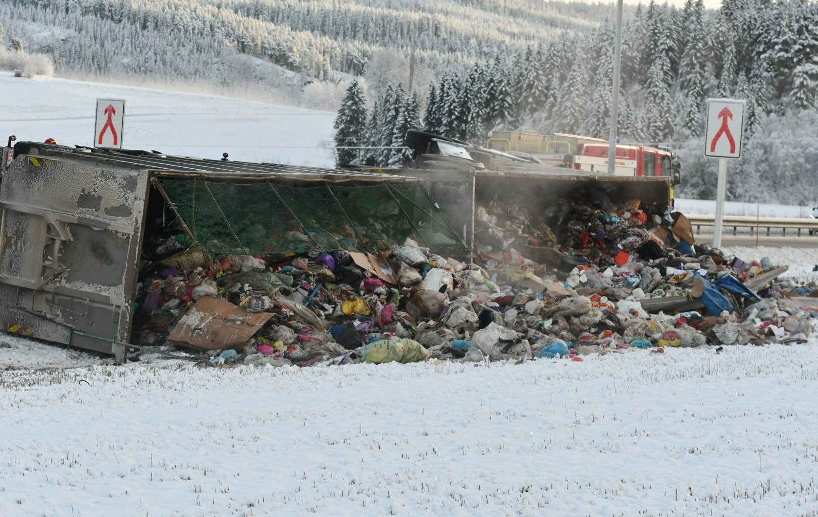 Politiloggen, Trafikk | Lastebil veltet på E6 – søppel ligger strødd