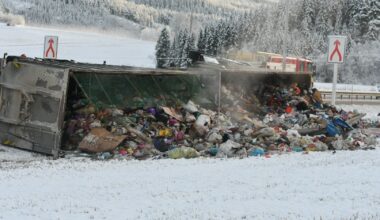 Politiloggen, Trafikk | Lastebil veltet på E6 – søppel ligger strødd