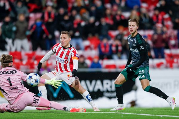 Tromsø 20251122. 
 Ruben Yttergård Jenssen jubler etter sitt første mål under eliteseriekampen i fotball mellom Tromsø og Rosenborg på Romssa Arena.
Foto: Rune Stoltz Bertinussen / NTB