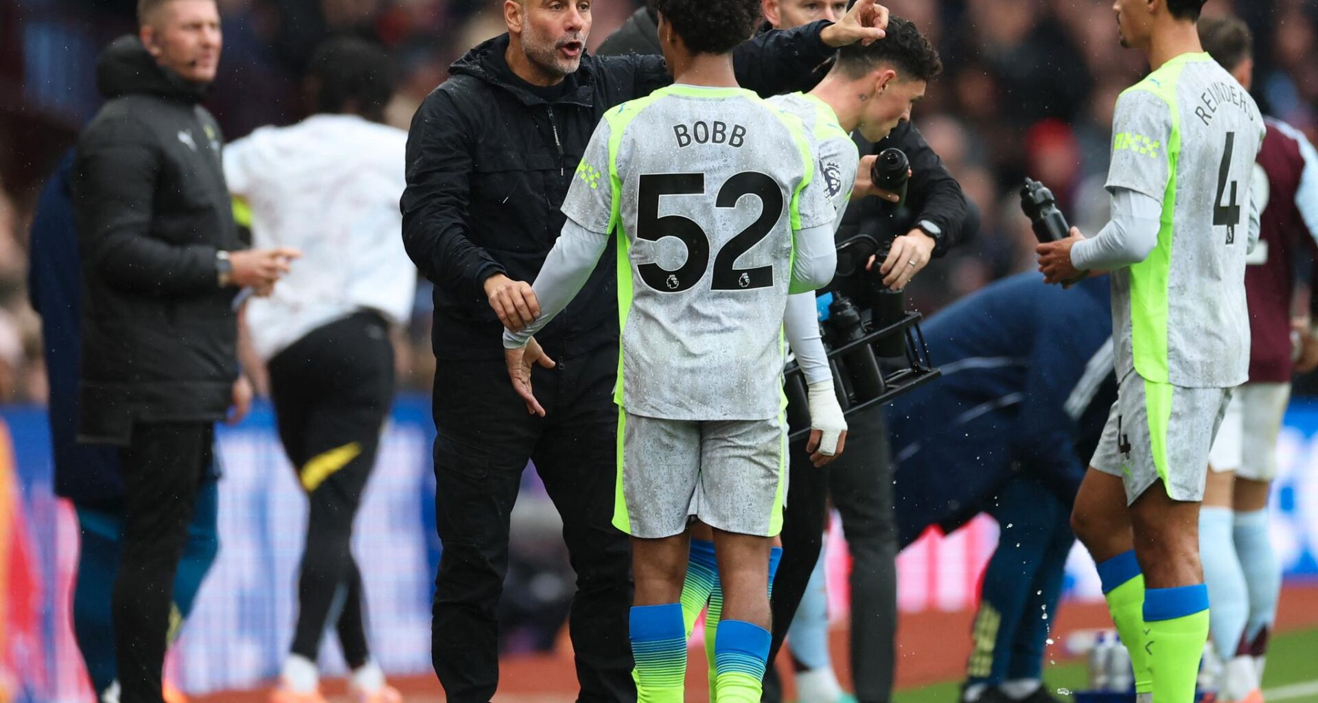 Pep Guardiola og Oscar Bobb forrige gang nordmannen startet for City - mot Aston Villa i slutten av oktober.