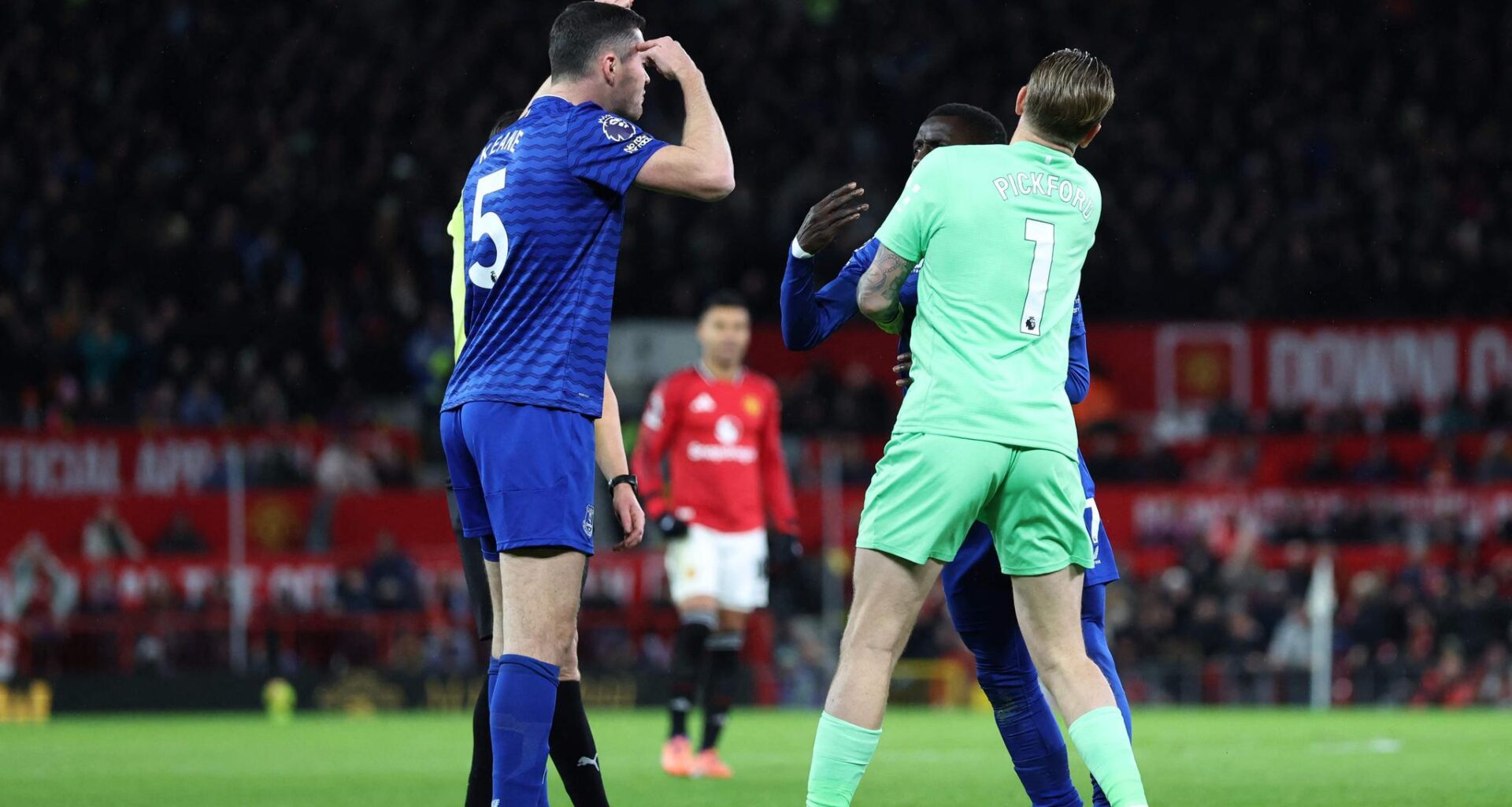 Everton-spiller slo lagkamerat og fikk rødt kort