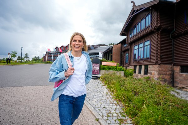 Oslo 20250526. 
Den norske langrennsløperen Therese Johaug har bestemt seg for å avslutte langrennssatsingen og legger opp. Det ble kjent under en pressekonferanse på Holmenkollen Park Hotel i Oslo, Norge mandag.
Foto: Lise Åserud / NTB