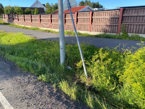 Politiet meldte søndag morgen om en alvorlig trafikkulykke på Røykenveien i Heggedal. En bil skal ha kjørt ut av veien mellom Nyhuslia og Østliveien.
