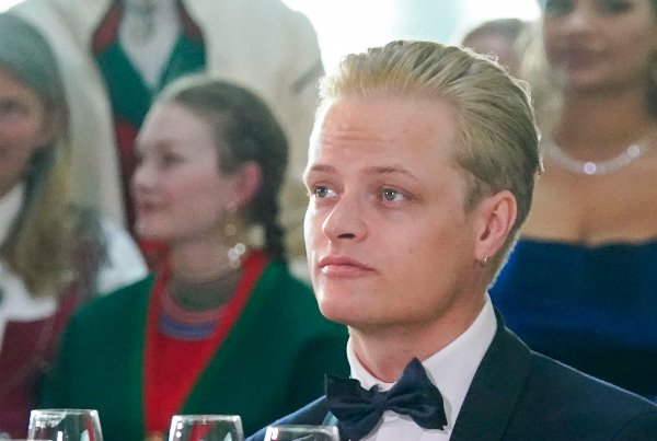 Oslo 20220616. 
Marius Borg Høiby. Regjeringens festarrangement i forbindelse med prinsesse Ingrid Alexandras myndighetsdag holdes på Deichman Bjørvika, Oslos hovedbibliotek.
Prinsessen Ingrid Alexandra fylte 18 år 21. januar 2022. Markeringene av myndighetsdagen ble utsatt til juni på grunn av smittesituasjonen og koronarestriksjonene. Bak ses prins Sverre Magnus.
Foto: Lise Åserud / NTB / POOL