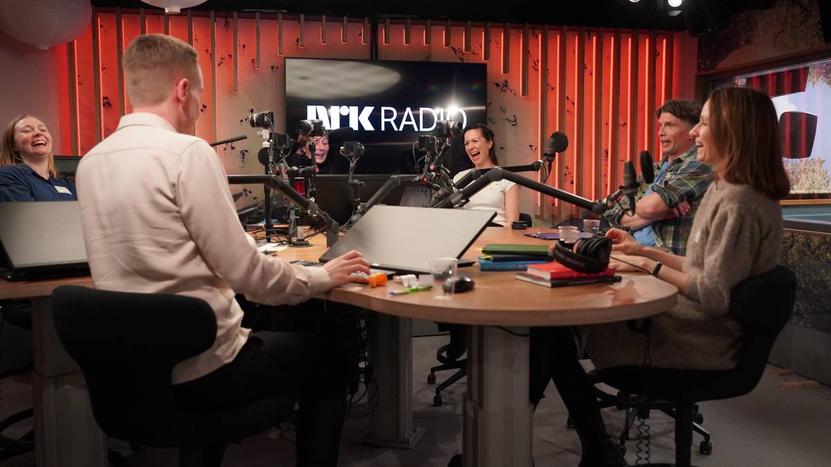 Seks mennesker rundt et radiostudiobord, de ler. Programleder Cille Biermann i midten