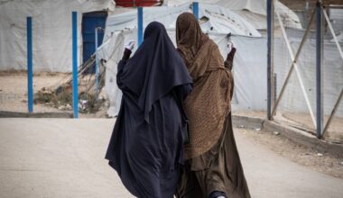 De to søstrene som reiste fra Bærum til Syria i leiren Roj nordøst i Syria i oktober 2021.