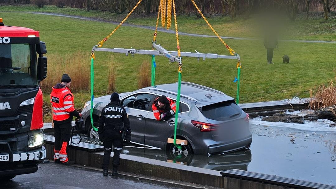 17-åring kjørte ut i dam på Fornebu