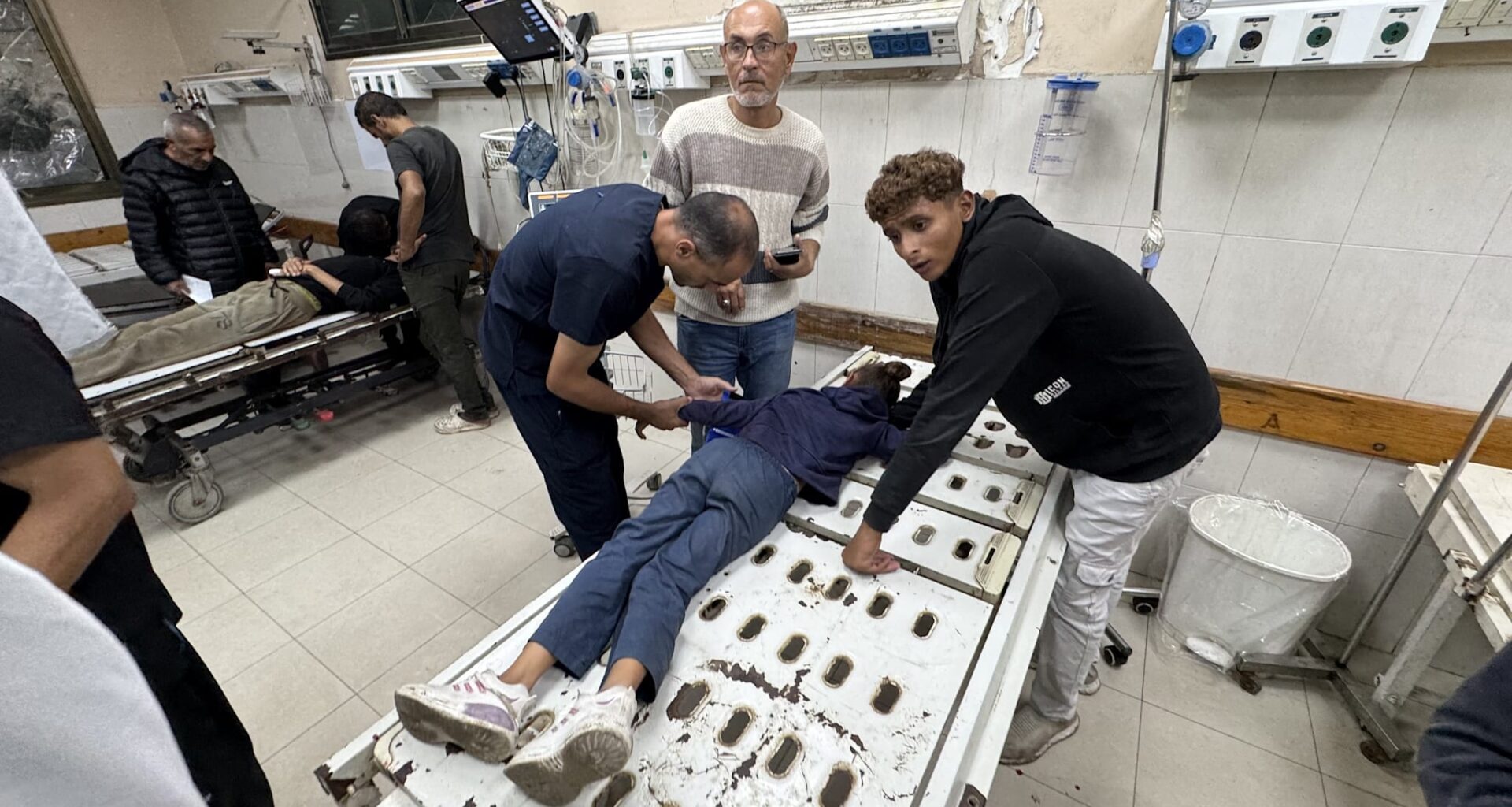 Et såret barn får behandling på Nasser-sykehuset i Khan Younis på Gazastripen 19. november. Tre palestinere ble drept og flere ble skadet i israelske angrep.