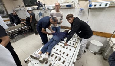 Et såret barn får behandling på Nasser-sykehuset i Khan Younis på Gazastripen 19. november. Tre palestinere ble drept og flere ble skadet i israelske angrep.