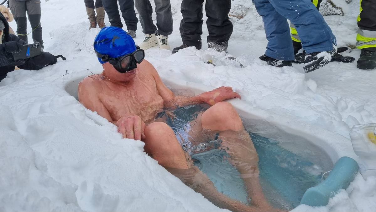 en person som ligger i badekar på Gaustatoppen