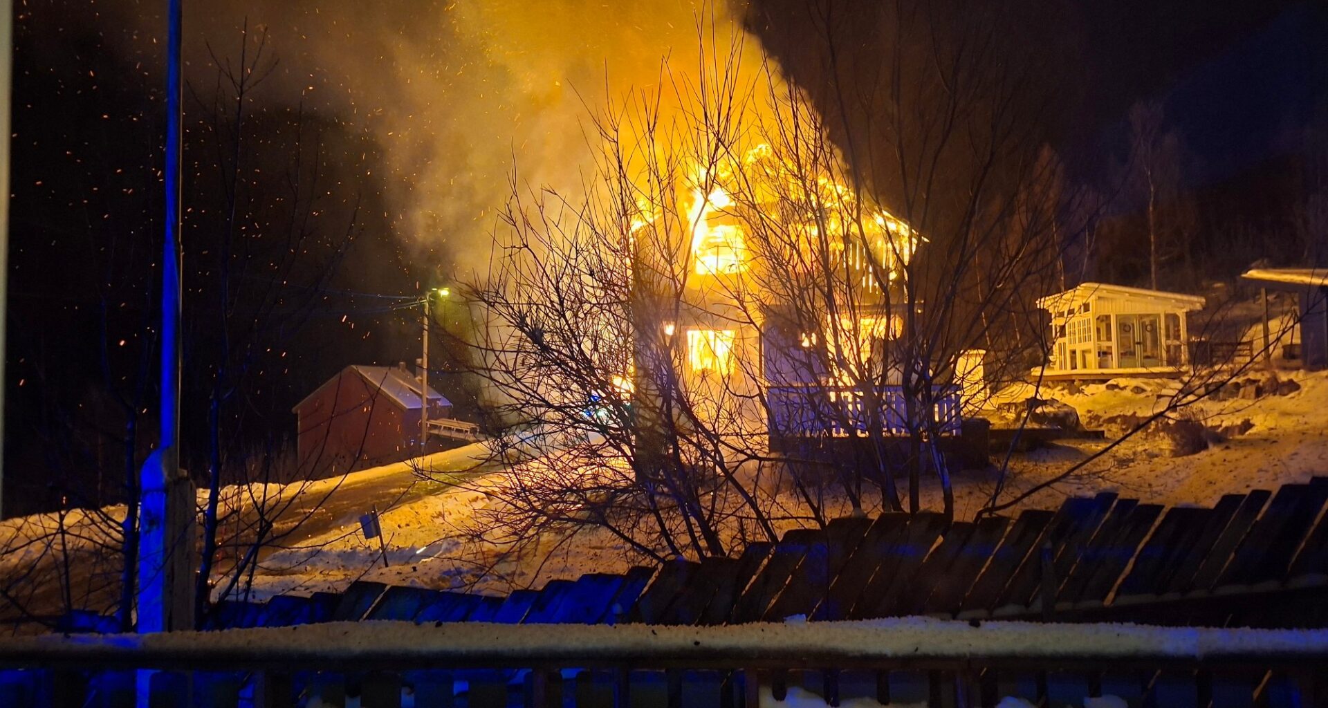 Brann, Politiet i Troms | Brann i enebolig i natt: – Full overtenning innvendig