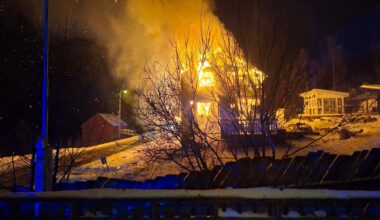 Brann, Politiet i Troms | Brann i enebolig i natt: – Full overtenning innvendig