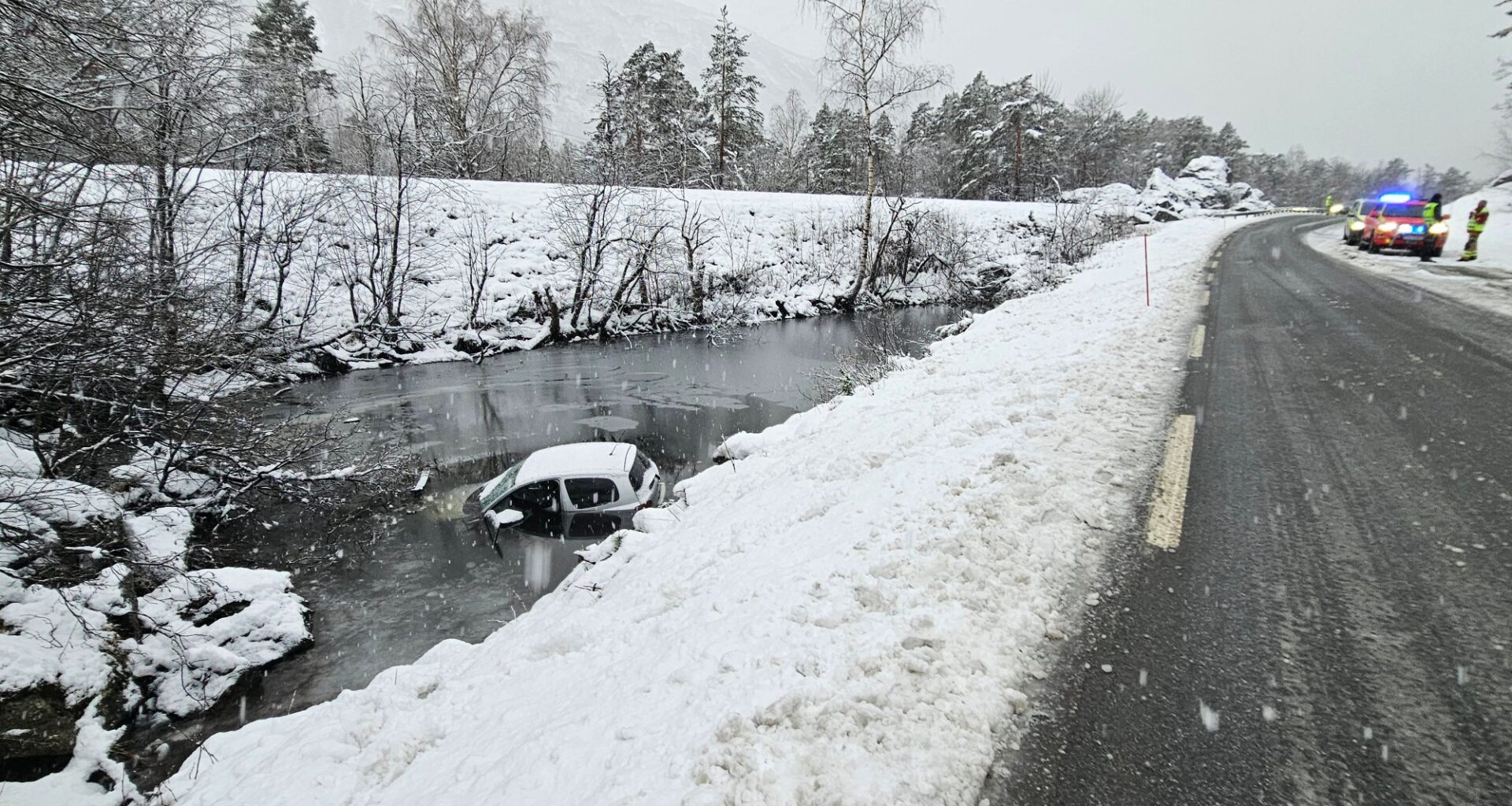 Nyhet, E136 | Bil havnet i vannet – vanskelige kjøreforhold