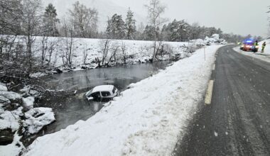 Nyhet, E136 | Bil havnet i vannet – vanskelige kjøreforhold