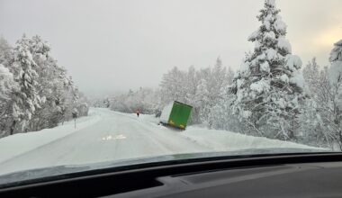 Nyheter, Trafikk | Havnet i grøfta: – Vet ikke om sjåføren har fått ringt etter hjelp