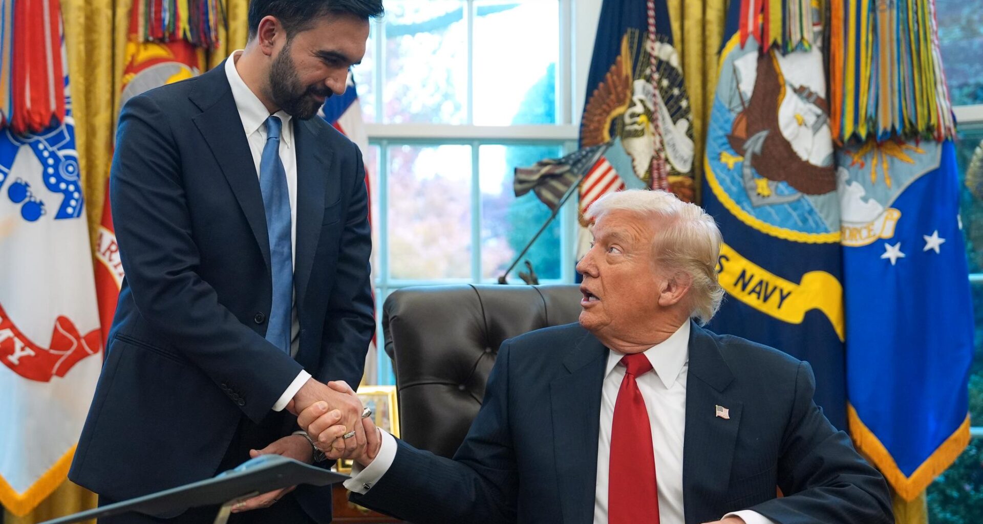 Zohran Mamdani og Donald Trump i Det ovale kontor i Washington fredag.