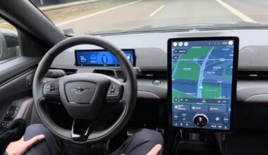 Nå er det lov å kjøre uten å holde i rattet