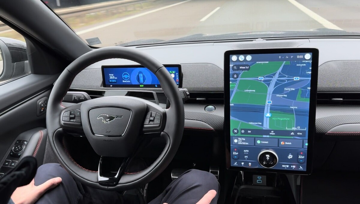 Nå er det lov å kjøre uten å holde i rattet