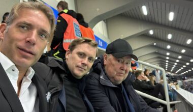 Bendik Hareide, Magnus Oltedal og Åge Hareide på tribunen på San Siro før Italia mot Norge