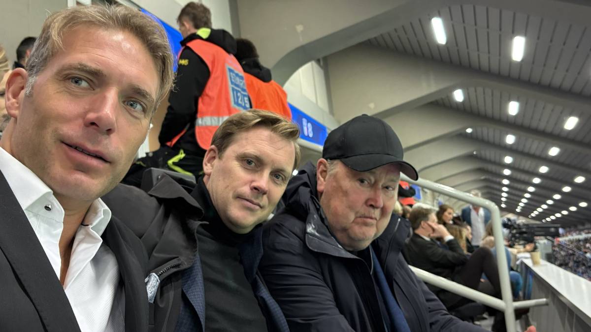 Bendik Hareide, Magnus Oltedal og Åge Hareide på tribunen på San Siro før Italia mot Norge