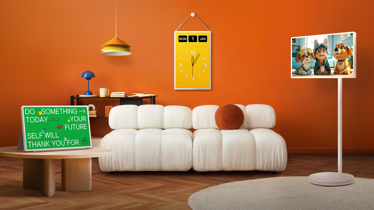 Et stremningsbilde av LG StanByME 2 i et lyst innredet rom. TV-en st&aring;r p&aring; stativet og viser noe som ser ut som Paw Patrol eller et lignende barne-TV-program.