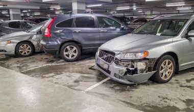 Fire biler kollisjonsskadet i parkeringshus i Trondheim