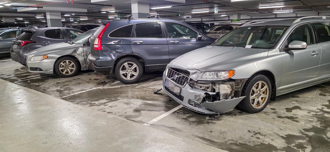 Fire biler kollisjonsskadet i parkeringshus i Trondheim