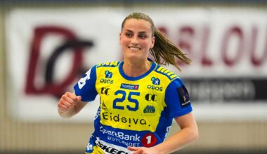 en dame som løper i håndballdrakt