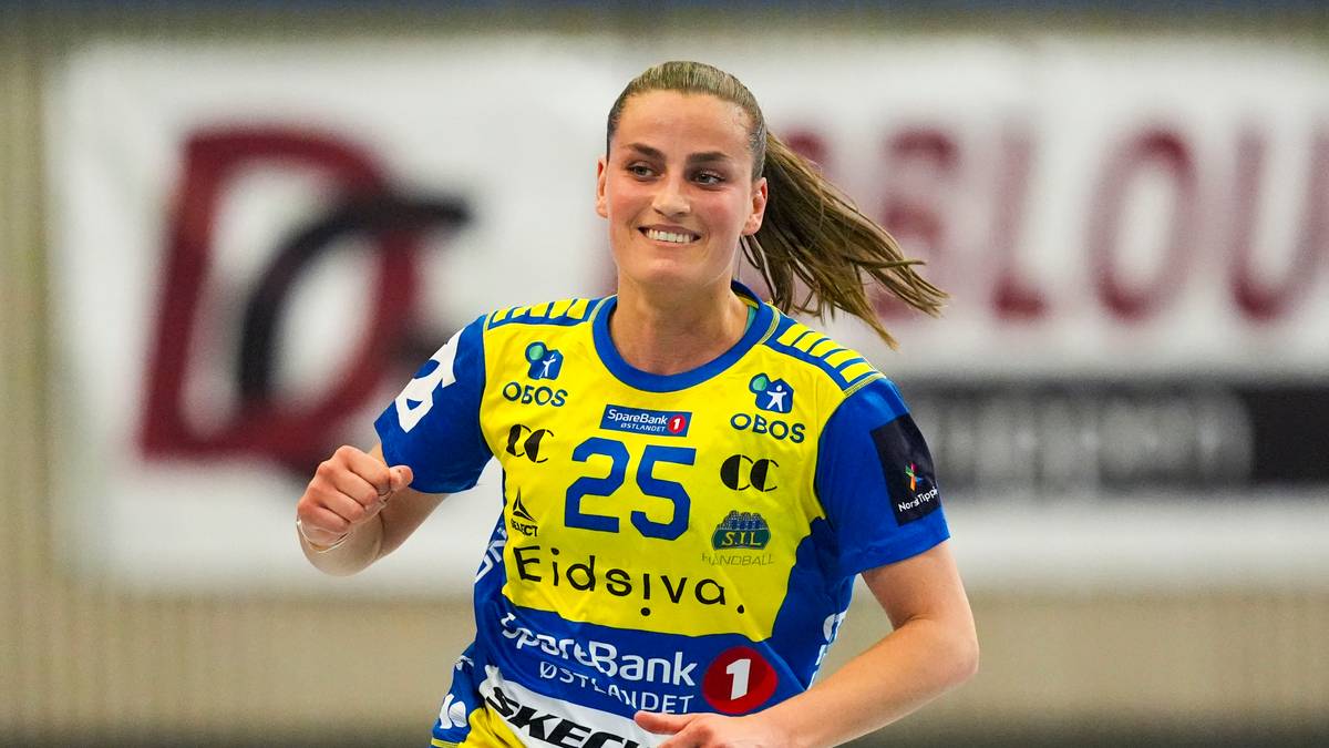 en dame som løper i håndballdrakt