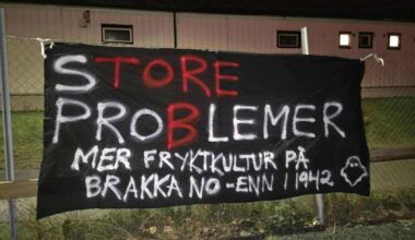 Banner hengt opp utenfor Brakka