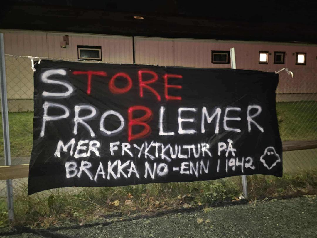 Banner hengt opp utenfor Brakka