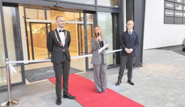 Senteråpning og McDonalds med snorklipping og mye folk