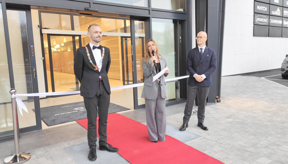 Senteråpning og McDonalds med snorklipping og mye folk