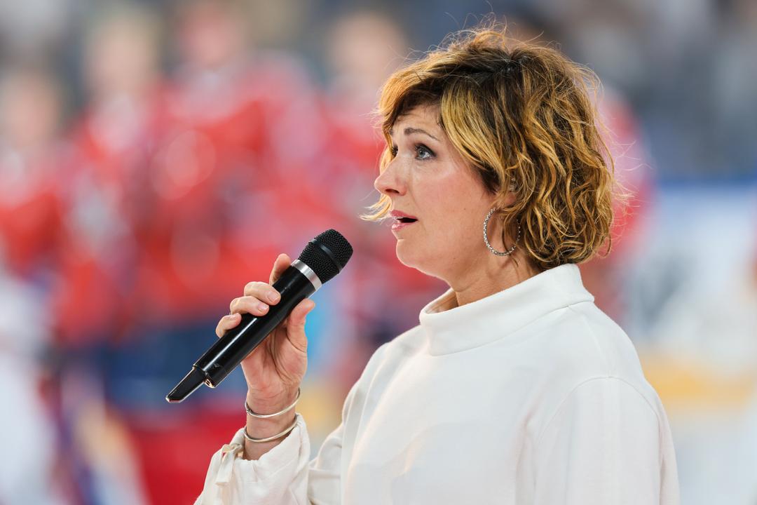 Sissel Kyrkjebø synger nasjonalsangen foran Norges skjebnekamp i VM-jakten